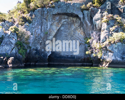 Dh LAC TAUPO NEW ZEALAND Maori carving rock Banque D'Images