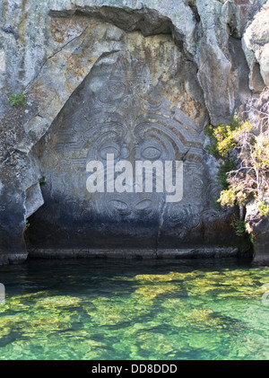 Dh LAC TAUPO NEW ZEALAND Maori carving rock Banque D'Images