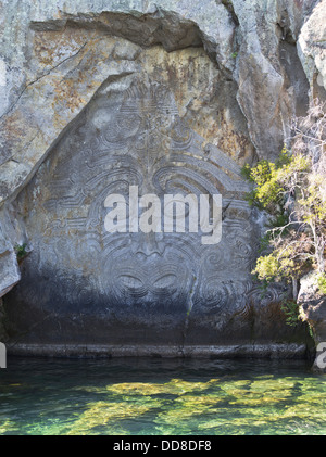 Dh LAC TAUPO NEW ZEALAND Maori carving rock Banque D'Images