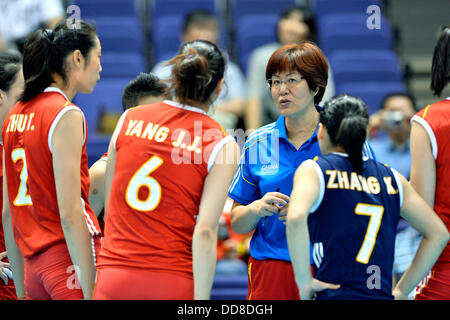 Sapporo, Hokkaido, Japon. Août 28, 2013. Lang Ping (CHN) Volley-ball : l'entraîneur-chef de la Chine donne des instructions Lang Ping joueurs Zhu Ting # 2, # 6 Yang Junjing et Zhang Xian # 7 au cours de la FIVB World Grand Prix 2013, final round match entre la Serbie 1-3 La Chine, au centre sportif de la préfecture d'Hokkaido 'Kitayell» à Sapporo, Hokkaido, Japon . © Ryu Makino/AFLO/Alamy Live News Banque D'Images