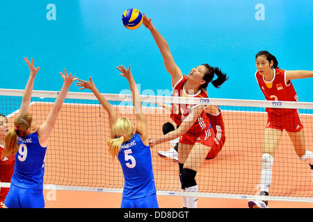 Sapporo, Hokkaido, Japon. Août 28, 2013. (L-R) Brankica Mihajlovic, Natasa Krsmanovic (SRB), Xu Yunli, Zhu Ting (CHN) Volley-ball : 2013 FIVB World Grand Prix, final round match entre la Serbie 1-3 La Chine, au centre sportif de la préfecture d'Hokkaido 'Kitayell» à Sapporo, Hokkaido, Japon . © Ryu Makino/AFLO/Alamy Live News Banque D'Images