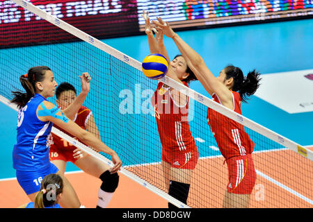 Sapporo, Hokkaido, Japon. Août 28, 2013. (L-R) Milena Rasic (SRB), Zhang Lei, Yang Junjing, Zhu Ting (CHN) Volley-ball : 2013 FIVB World Grand Prix, final round match entre la Serbie 1-3 La Chine, au centre sportif de la préfecture d'Hokkaido 'Kitayell» à Sapporo, Hokkaido, Japon . © Ryu Makino/AFLO/Alamy Live News Banque D'Images