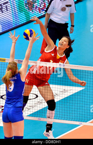 Sapporo, Hokkaido, Japon. Août 28, 2013. (R-L) Xu Yunli (CHN), Brankica Mihajlovic (SRB) Volley-ball : 2013 FIVB World Grand Prix, final round match entre la Serbie 1-3 La Chine, au centre sportif de la préfecture d'Hokkaido 'Kitayell» à Sapporo, Hokkaido, Japon . © Ryu Makino/AFLO/Alamy Live News Banque D'Images