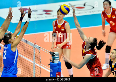 Sapporo, Hokkaido, Japon. Août 28, 2013. Jovana Brakocevic (SRB), Hui Ruoqi (CHN) Volley-ball : 2013 FIVB World Grand Prix, final round match entre la Serbie 1-3 La Chine, au centre sportif de la préfecture d'Hokkaido 'Kitayell» à Sapporo, Hokkaido, Japon . © Ryu Makino/AFLO/Alamy Live News Banque D'Images