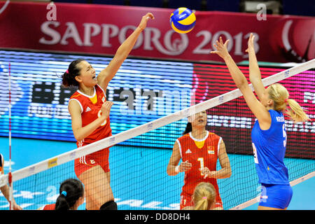 Sapporo, Hokkaido, Japon. Août 28, 2013. (L-R) Zeng Chunlei, Yin Na (CHN), Natasa Krsmanovic (SRB) Volley-ball : 2013 FIVB World Grand Prix, final round match entre la Serbie 1-3 La Chine, au centre sportif de la préfecture d'Hokkaido 'Kitayell» à Sapporo, Hokkaido, Japon . © Ryu Makino/AFLO/Alamy Live News Banque D'Images