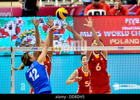 Sapporo, Hokkaido, Japon. Août 28, 2013. (L-R) Jelena Nikolic (SRB), Zeng Chunlei, Shen Jingsi, Yang Junjing (CHN) Volley-ball : 2013 FIVB World Grand Prix, final round match entre la Serbie 1-3 La Chine, au centre sportif de la préfecture d'Hokkaido 'Kitayell» à Sapporo, Hokkaido, Japon . © Ryu Makino/AFLO/Alamy Live News Banque D'Images