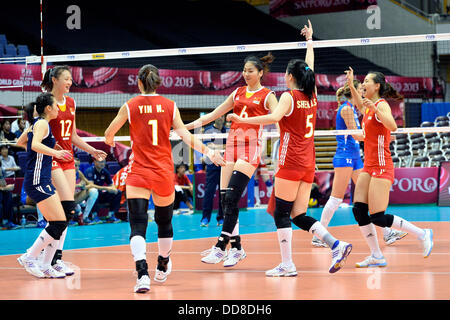 Sapporo, Hokkaido, Japon. Août 28, 2013. Groupe China Team (CHN) Volley-ball : Chine joueurs (L-R) Zhang Xian, Hui Ruoqi, Yin, Yang Na Junjing et Shen Jingsi célébrer au cours de la FIVB World Grand Prix 2013, final round match entre la Serbie 1-3 La Chine, au centre sportif de la préfecture d'Hokkaido 'Kitayell» à Sapporo, Hokkaido, Japon . © Ryu Makino/AFLO/Alamy Live News Banque D'Images