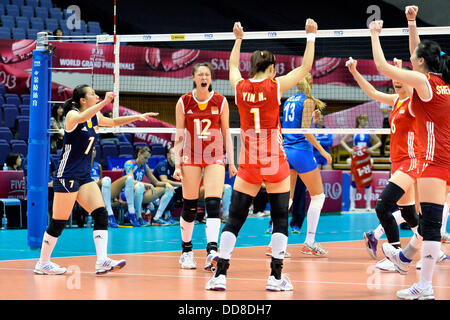 Sapporo, Hokkaido, Japon. Août 28, 2013. Groupe China Team (CHN) Volley-ball : Chine joueurs (L-R) Zhang Xian, Hui Ruoqi, Yin, Yang Na Junjing et Shen Jingsi célébrer au cours de la FIVB World Grand Prix 2013, final round match entre la Serbie 1-3 La Chine, au centre sportif de la préfecture d'Hokkaido 'Kitayell» à Sapporo, Hokkaido, Japon . © Ryu Makino/AFLO/Alamy Live News Banque D'Images