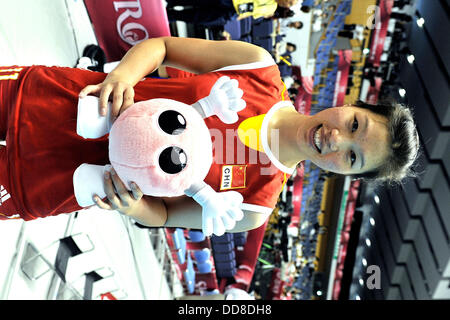 Sapporo, Hokkaido, Japon. Août 28, 2013. Xu Yunli (CHN) Volley-ball : meilleur marqueur Xu Yunli de Chine pose avec une Vabo-chan après le 2013 FIVB World Grand Prix, final round match entre la Serbie 1-3 La Chine, au centre sportif de la préfecture d'Hokkaido 'Kitayell» à Sapporo, Hokkaido, Japon . © Ryu Makino/AFLO/Alamy Live News Banque D'Images