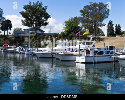 Dh fleuve Waikato TAUPO NOUVELLE ZÉLANDE Lac Taupo marina yachts cruiser bateaux à moteur Banque D'Images