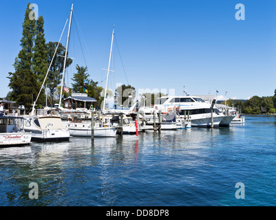 dh Waikato River TAUPO NOUVELLE-ZÉLANDE Lac Taupo Marina Jetties yachts bateau à moteur bateau de croisière Banque D'Images