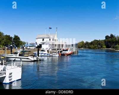 Dh fleuve Waikato TAUPO NOUVELLE ZÉLANDE Lac Taupo marina jetées yachts cruiser bateaux à moteur Banque D'Images