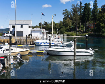 dh Waikato River TAUPO NOUVELLE-ZÉLANDE Lac Taupo Marina Jetties yachts bateau à moteur bateau port Banque D'Images