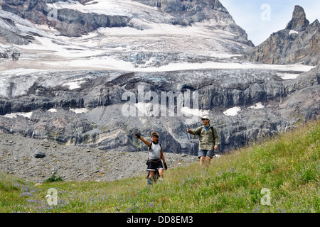 Deux randonneurs dans la prairie, en face de glacier, Mount Rainier National Park. (MR) Banque D'Images