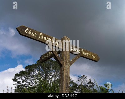 dh Farthing est et ouest HOBBITON NOUVELLE-ZÉLANDE NZ Tolkien Hobbits signpost film set site de film hobbit milieu de la terre shire Banque D'Images