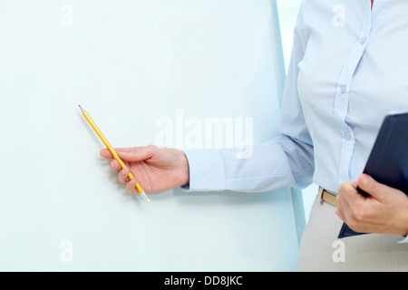 Portrait d'une femme de bureau, pointant sur l'administration Banque D'Images
