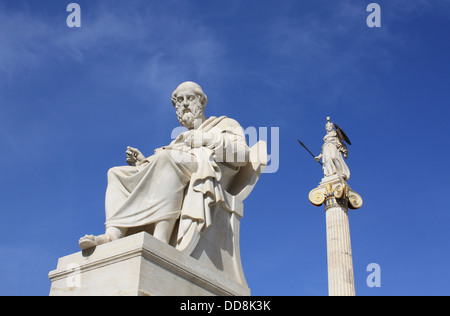 Des statues de Platon et d'Athéna à Athènes, Grèce Banque D'Images