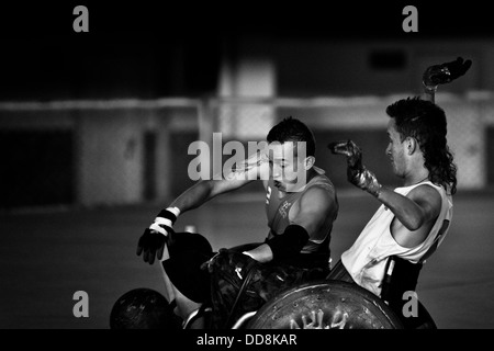 Les athlètes handicapés colombien lutte pour le ballon de rugby en fauteuil roulant lors d'un match d'entraînement à l'aréna à Bogota, Colombie. Banque D'Images