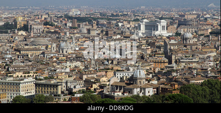 Vue panoramique de la ville de Rome à partir de au-dessus de la coupole de l'église de San Pietro in Vaticano 1 Banque D'Images