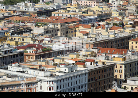 Vue aérienne de nombreuses maisons proches les uns des autres avec de très grandes copropriétés dans la métropole Banque D'Images