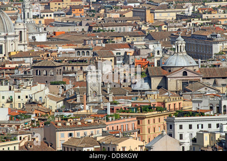 Les dômes, les clochers, les églises, les palais, les toits, la vue sur le centre de Rome en Italie Banque D'Images