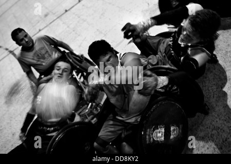 Les athlètes handicapés colombien lutte pour le ballon de rugby en fauteuil roulant au cours d'une formation dans l'arène à Bogota, Colombie. Banque D'Images