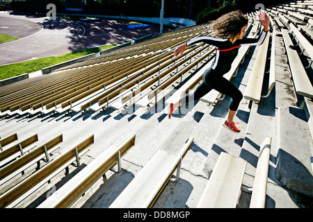 Mixed Race Runner dans le stade de formation Banque D'Images