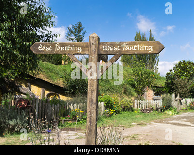 dh Seigneur des anneaux HOBBITON NOUVELLE-ZÉLANDE Hobbits signpost Cottage East West Farthing film set site de film hobbit emplacement tolkien terre moyenne Banque D'Images