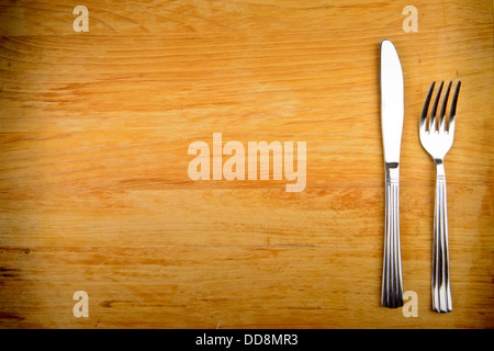 Couteau et fourchette sur table en bois Banque D'Images