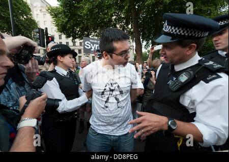 Londres, Royaume-Uni, 28 août 2013. Coalition contre la guerre a organisé une manifestation d'urgence en dehors de Downing Street, Londres, afin de protester contre l'intervention militaire probable d'Amérique, France et Grande-Bretagne en Syrie. David Cameron a rappelé le Parlement pour discuter de la question jeudi. Credit : Lee Thomas/Alamy Live News Banque D'Images