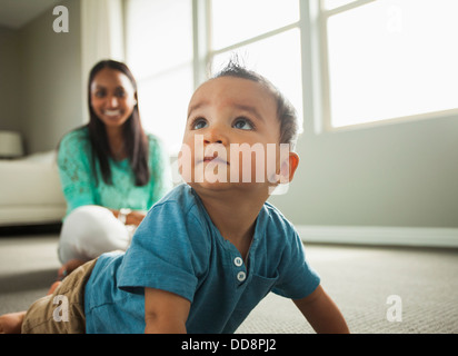 Baby Boy crawling in living room Banque D'Images