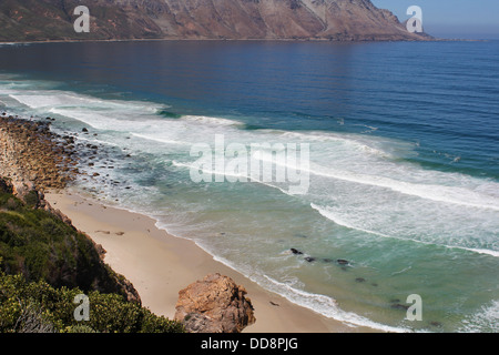 Plage le long de la côte sud-africaine à l'océan indien Banque D'Images