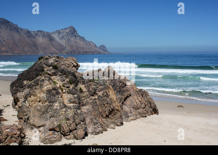 Plage le long de la côte sud-africaine à l'océan indien Banque D'Images