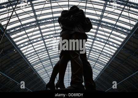 "Le lieu de rencontre' statue (l'artiste Paul Day) à la gare de St Pancras International, Londres, Angleterre, Royaume-Uni Banque D'Images