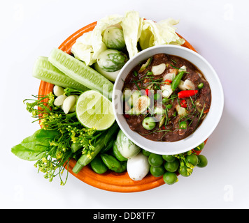 La nourriture thaï, pâte de crevettes sauce épicée avec des légumes frais Banque D'Images