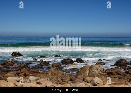 Plage le long de la côte sud-africaine à l'océan indien Banque D'Images