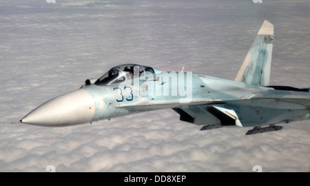 Une fédération de Russie air force d'avions de chasse Sukhoi Su-27 participe à Vigilant Eagle 27 Août 2013 plus de Cold Lake, Alberta, Canada. Banque D'Images