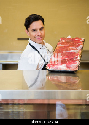 Hispanic Butcher, au comptoir de l'épicerie Banque D'Images