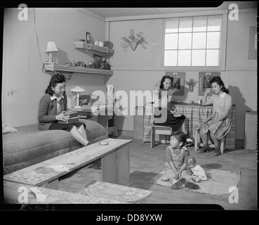 Une photographie du Granada Relocation Center, également connu sous le nom d'Amache, montre deux femmes adultes et une petite fille occupant une chambre de caserne, reflétant les conditions d'internement pendant la première Guerre mondiale Banque D'Images