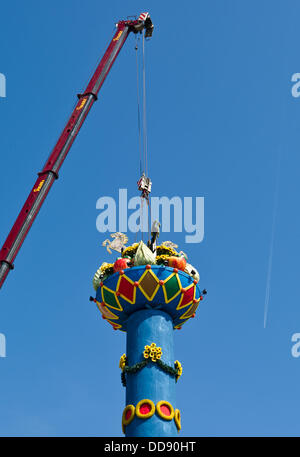 La colonne de fruits est installé à la Cannstatter Wasen motif à Stuttgart, Allemagne, 29 août 2013. La colonne est l'emblème de la Cannstatter folk festival, qui a lieu sur la Cannstatter Wasen du 27 septembre au 13 octobre 2013. Photo : DANIEL BOCKWOLDT Banque D'Images
