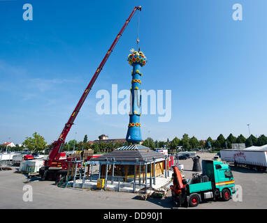 La colonne de fruits est installé à la Cannstatter Wasen motif à Stuttgart, Allemagne, 29 août 2013. La colonne est l'emblème de la Cannstatter folk festival, qui a lieu sur la Cannstatter Wasen du 27 septembre au 13 octobre 2013. Photo : DANIEL BOCKWOLDT Banque D'Images