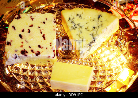 Blue Stilton, Wensleydale avec canneberges et fromages cheddar sur une plaque de verre. Banque D'Images