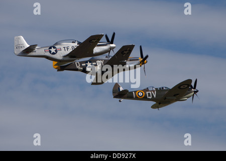 2 P51 Mustang et un Spitfire, à un affichage à l'Imperial War Museum Duxford,,Cambs., UK Banque D'Images