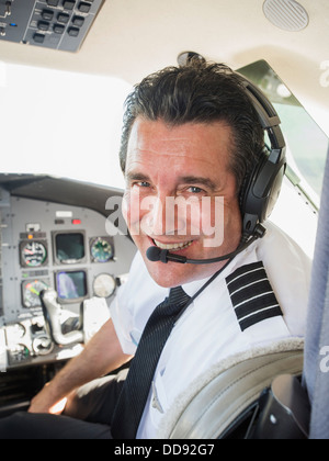 Caucasian pilot in airplane cockpit Banque D'Images