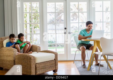 Hispanic family relaxing in living room Banque D'Images