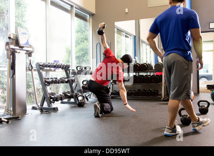 Men working out in gym Banque D'Images
