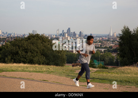 Porteur sur le haut de la colline du Parlement avec une vue imprenable vers la ville de Londres de Hampstead Heath, Londres, Royaume-Uni. Banque D'Images