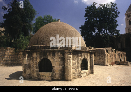 Vue sur le dôme de la chapelle Sainte-Hélène dans la cour ouverte du monastère Deir El-Sultan situé sur le toit de l'église du Saint-Sépulcre dans la vieille ville Jérusalem-est Israël Banque D'Images