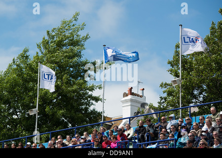 L'ALT et drapeau Aegon flottent dans le vent au-dessus de spectateurs sur une journée à la étés breezy Aegon tournoi de tennis international Banque D'Images