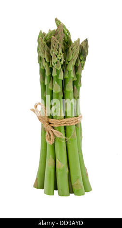 Un bouquet d'asperges vertes fraîches légumes saisonniers premium sur isolés contre un fond blanc Banque D'Images